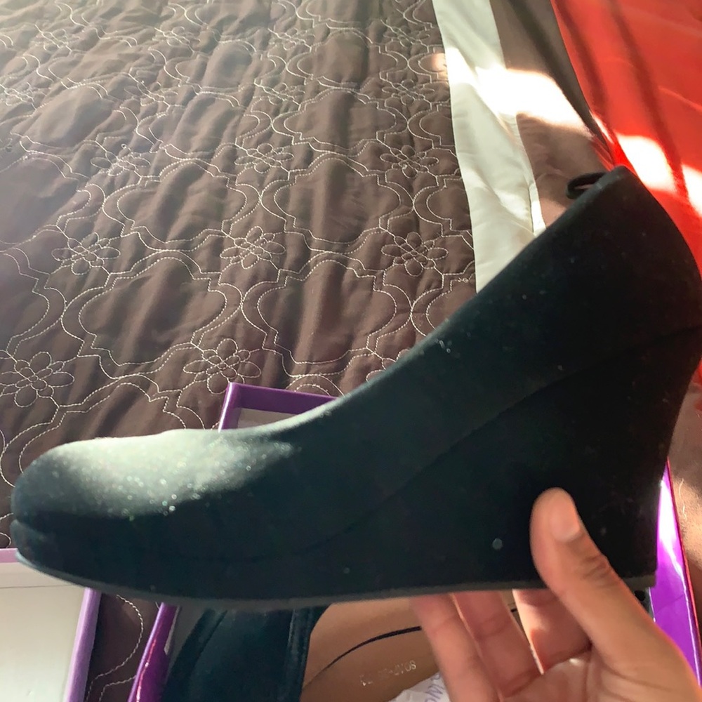 BLACK HEELS